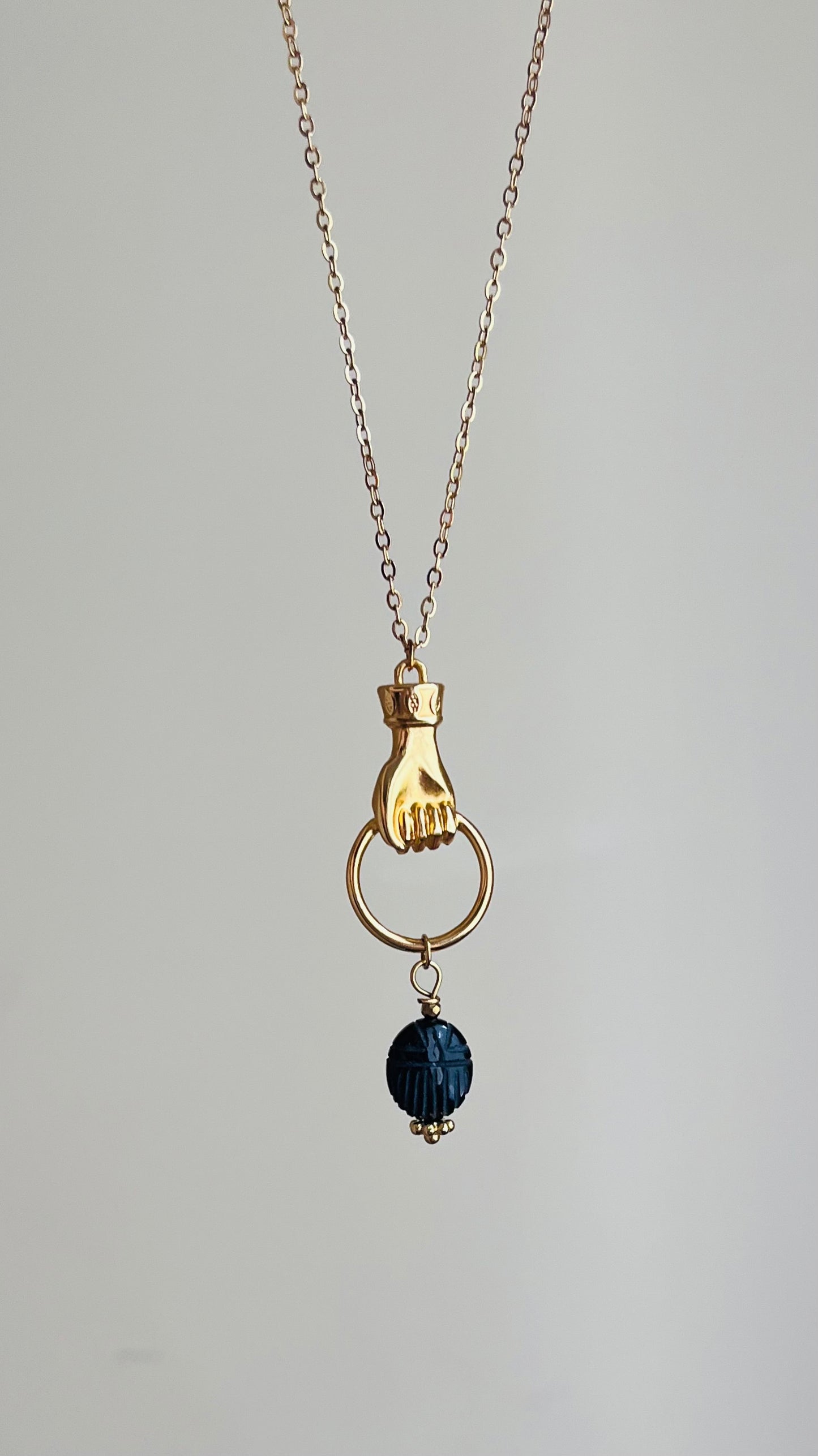 Collier sautoir amulette scarabée  Spinelle Noire