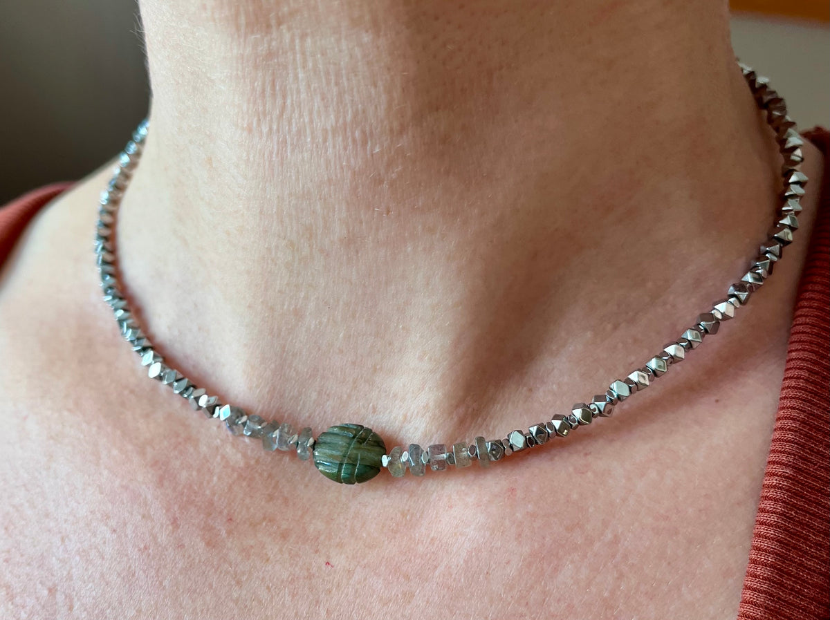 Collier talisman scarabée Labradorite et Hématites