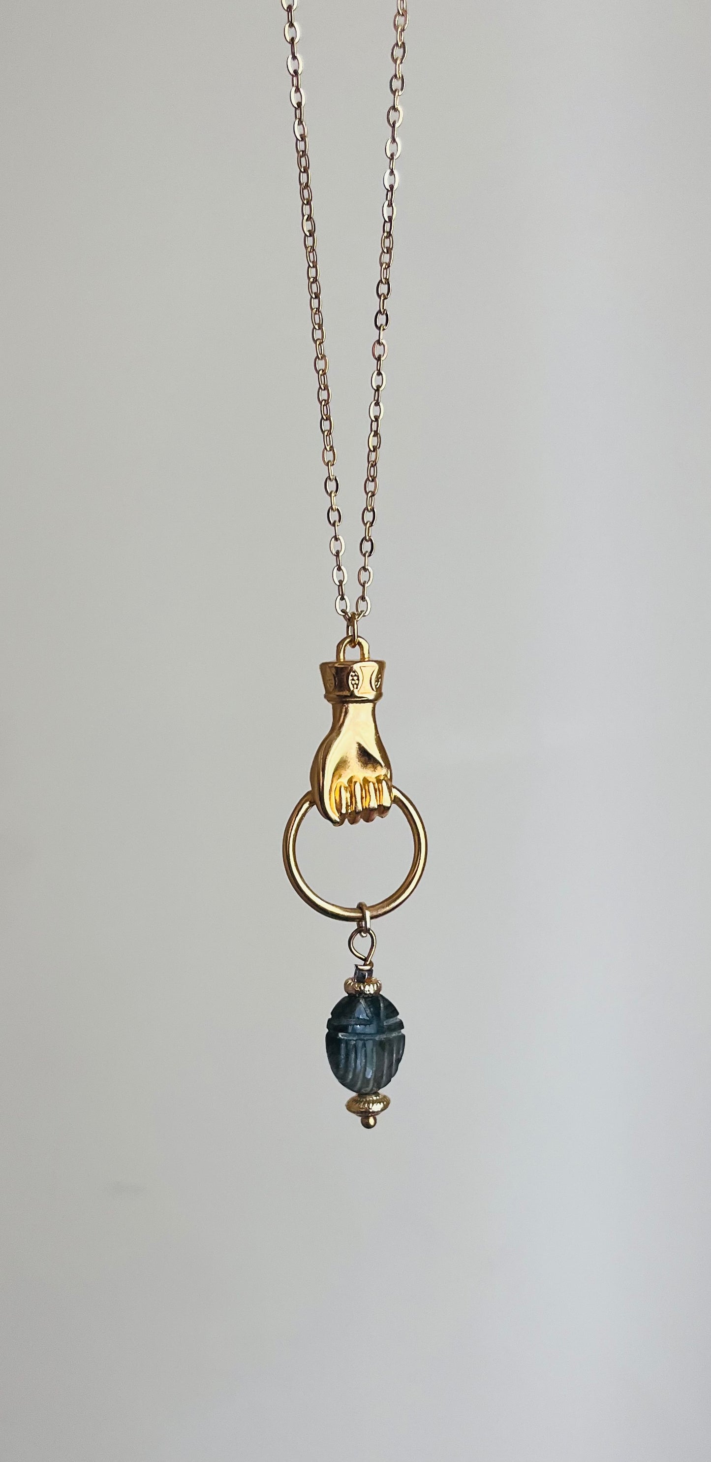 Collier sautoir amulette scarabée Labradorite