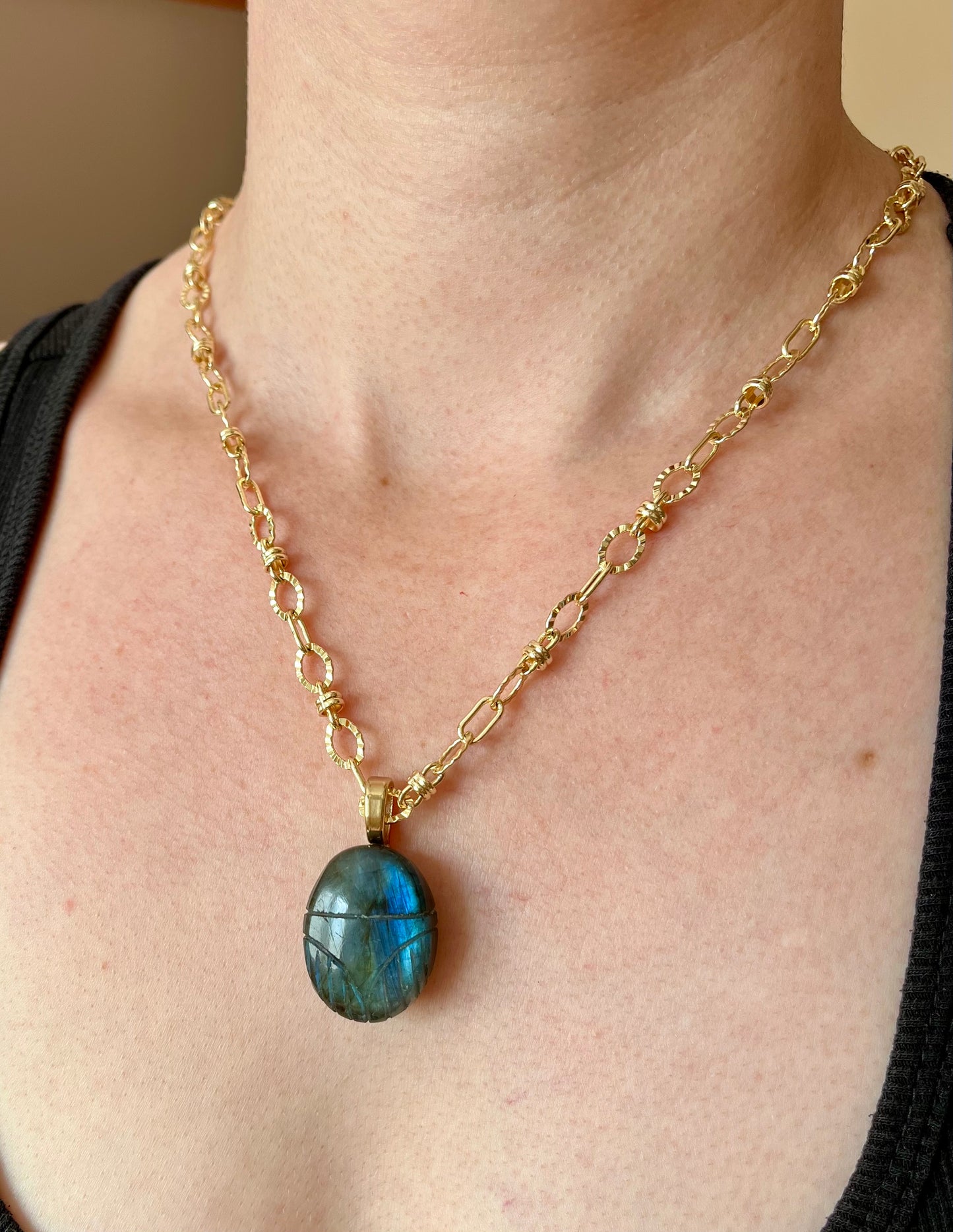 Collier talisman scarabée Labradorite