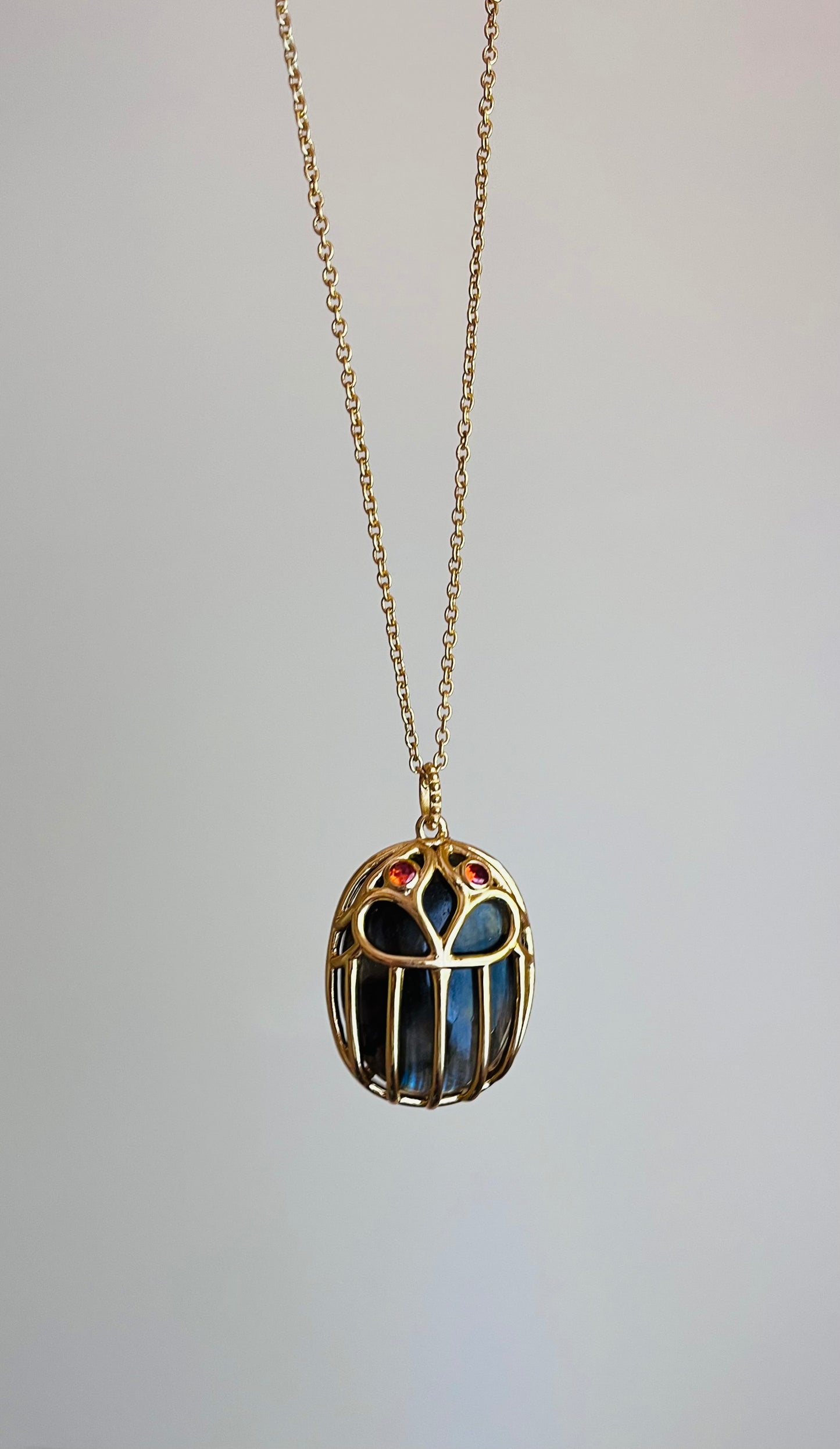 Collier amulette scarabée Labradorite
