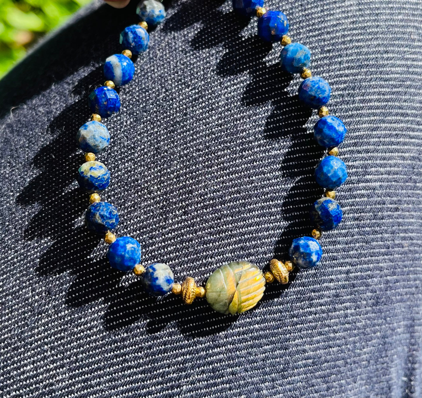 Bracelet amulette scarabée Labradorite et Lapis-lazuli