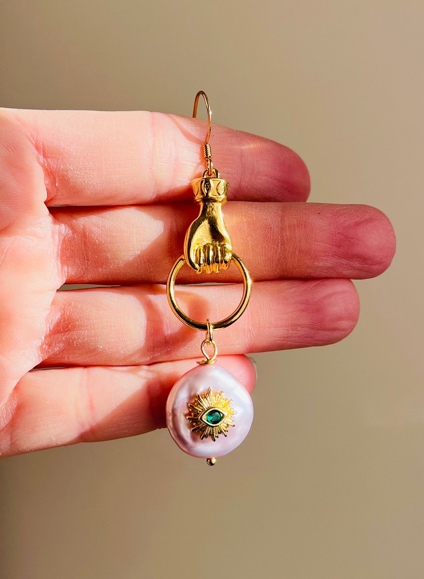 Mono boucle talisman Perle d’eau douce