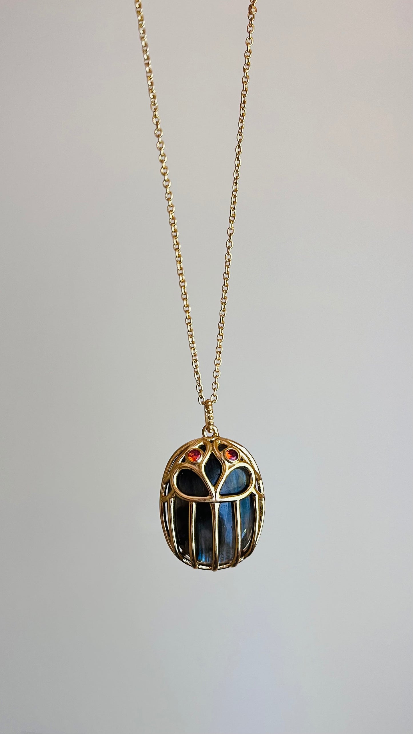 Collier amulette scarabée Labradorite