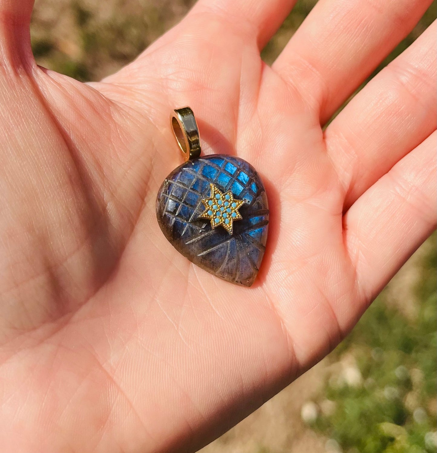 Pendentif Labradorite bleue gravée