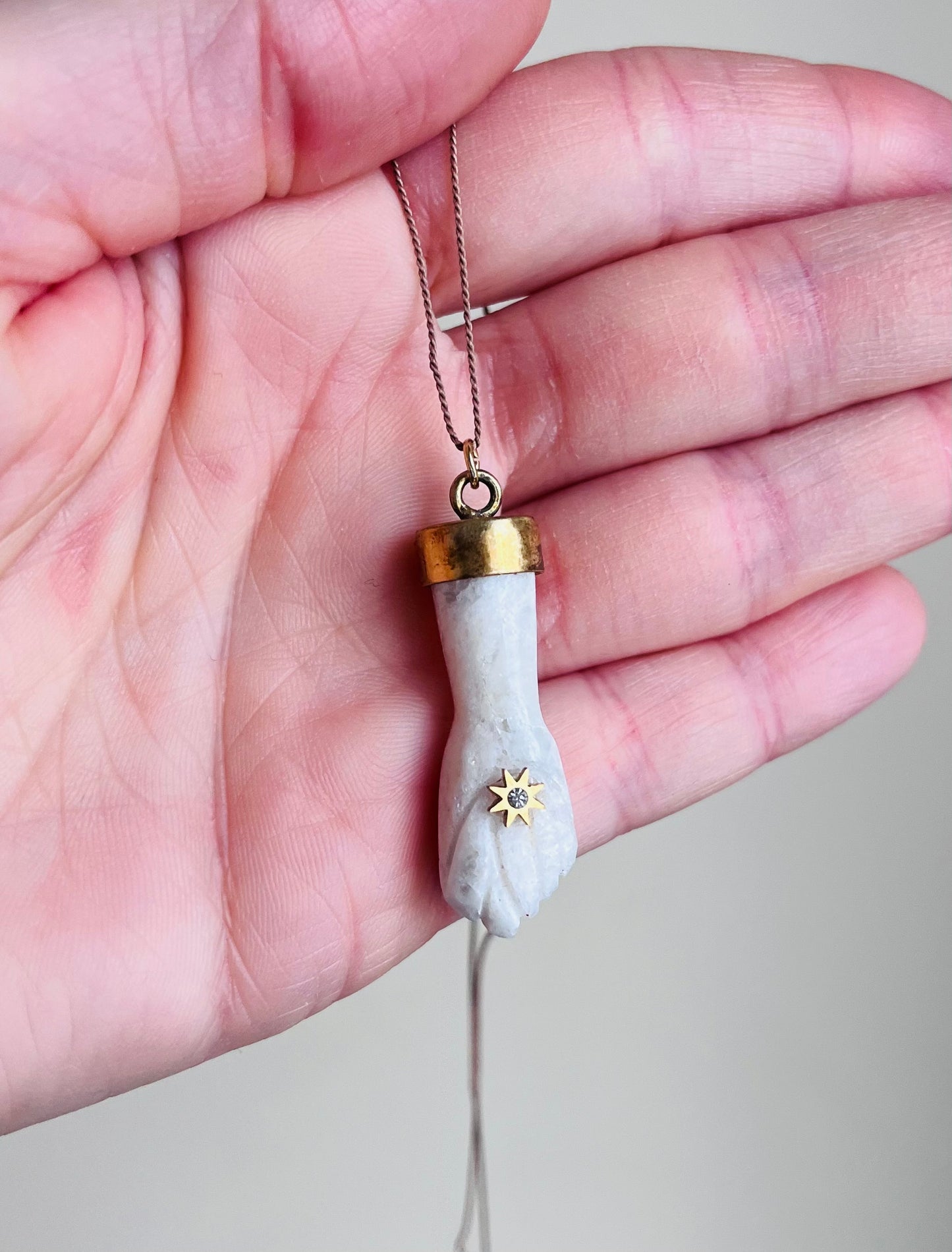 Collier sautoir talisman main protectrice Pierre de Lune