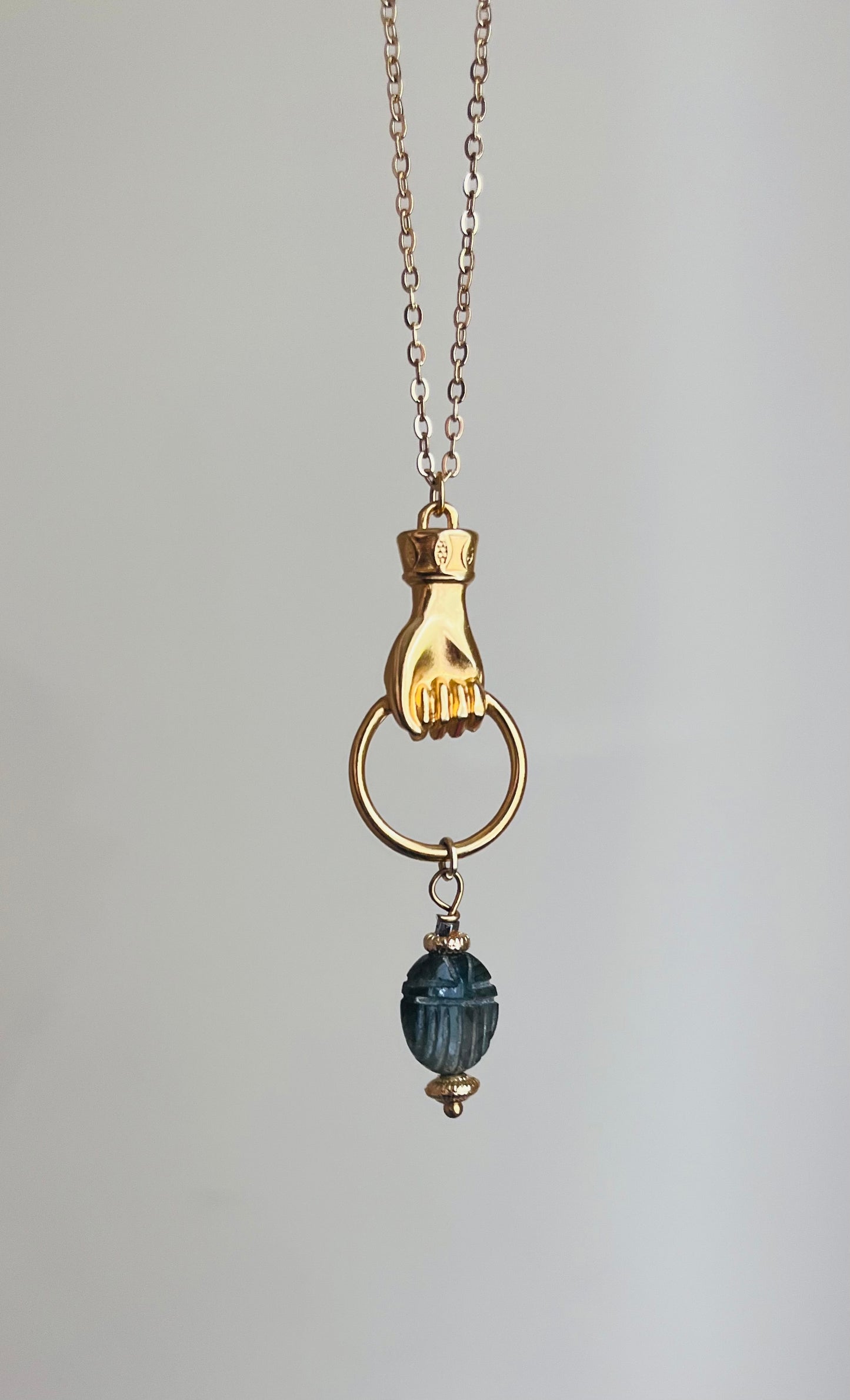 Collier sautoir amulette scarabée Labradorite