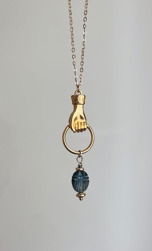 Collier sautoir amulette scarabée Labradorite