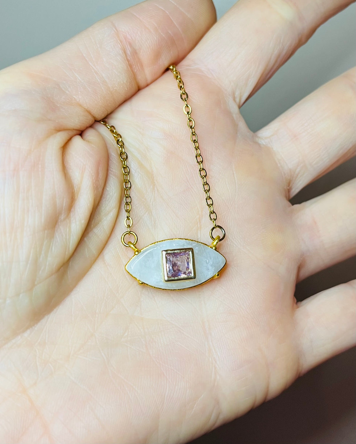 Collier amulette œil Pierre de Lune