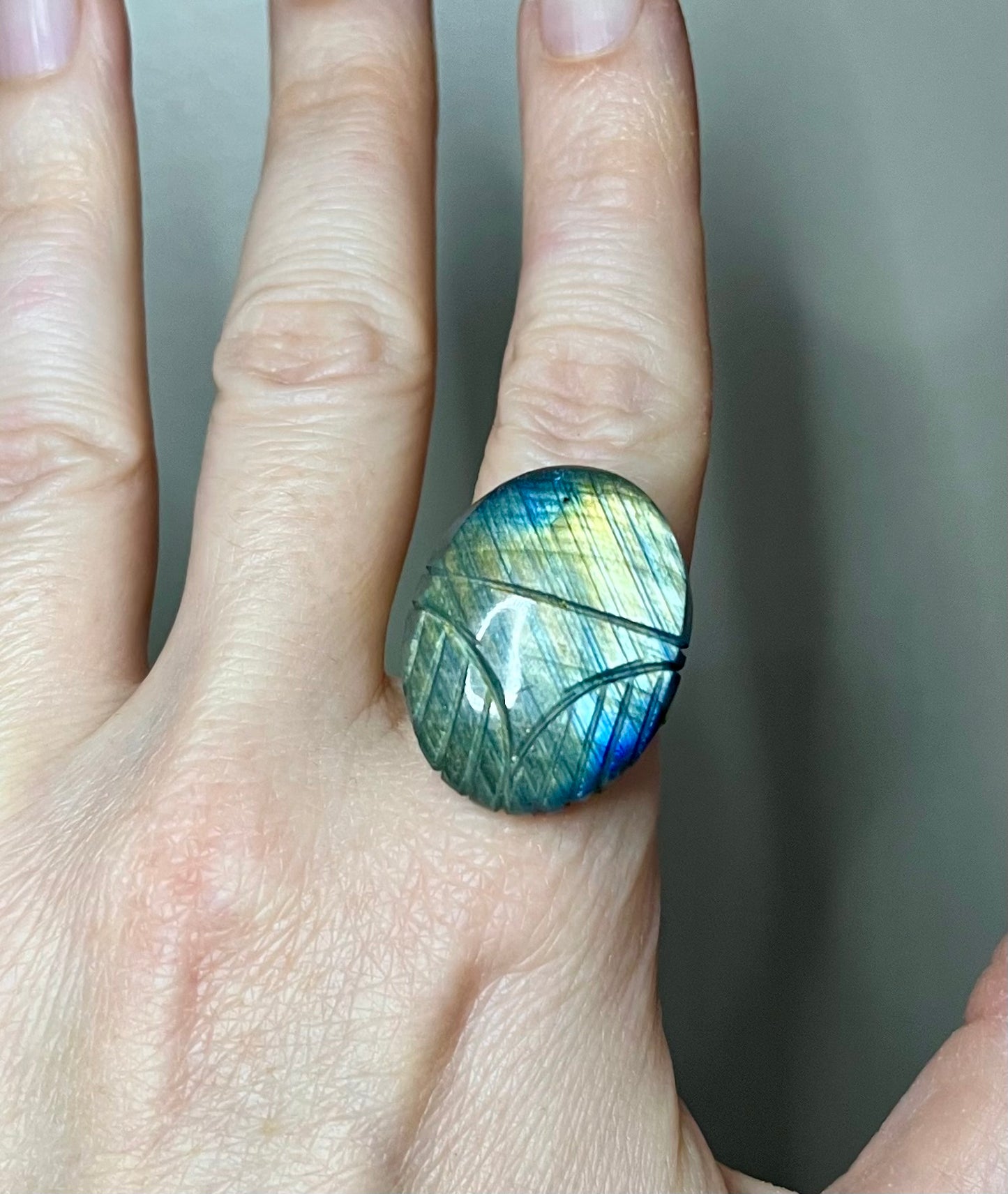 Bague amulette scarabée Labradorite