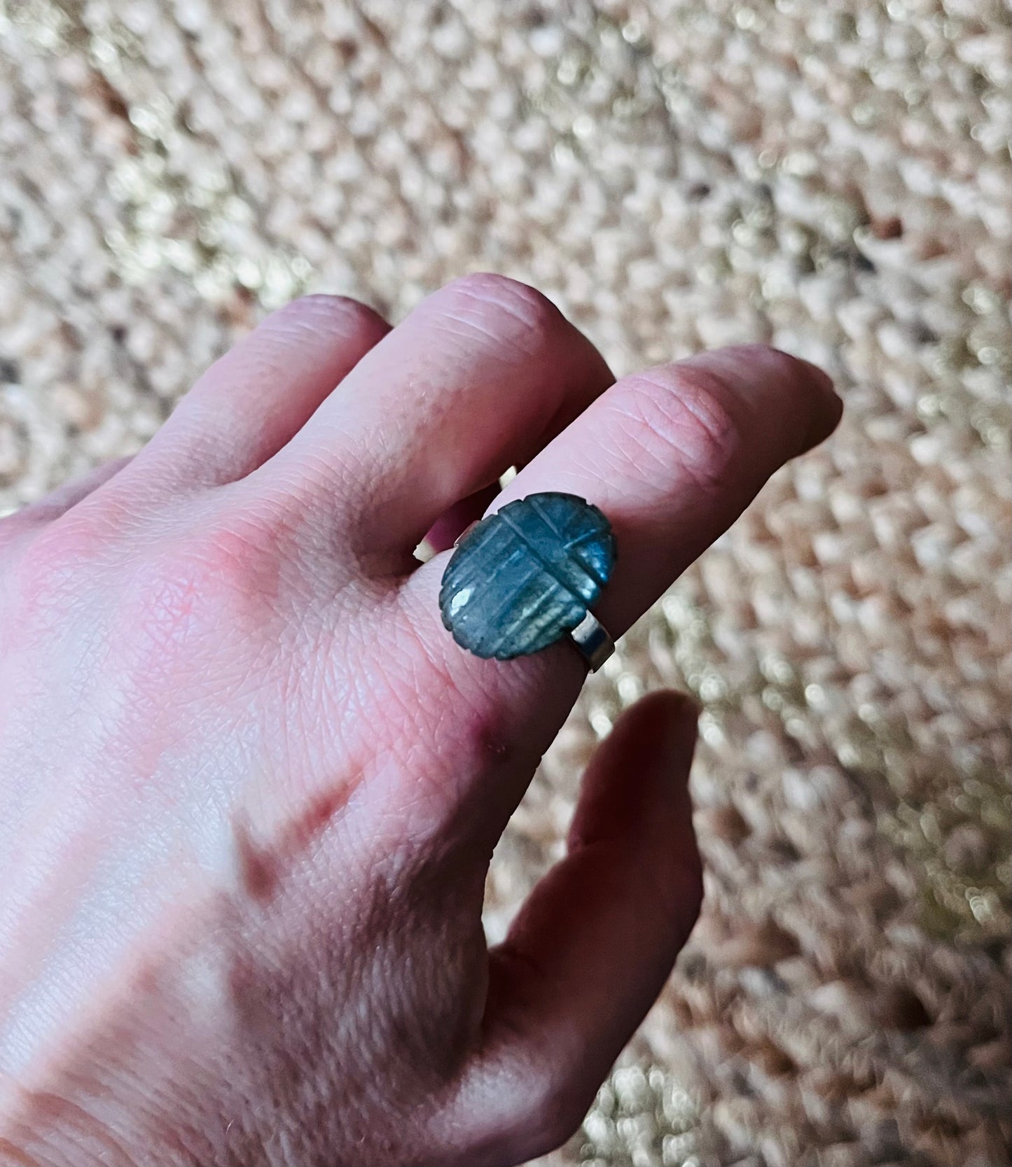 Bague amulette scarabée Labradorite
