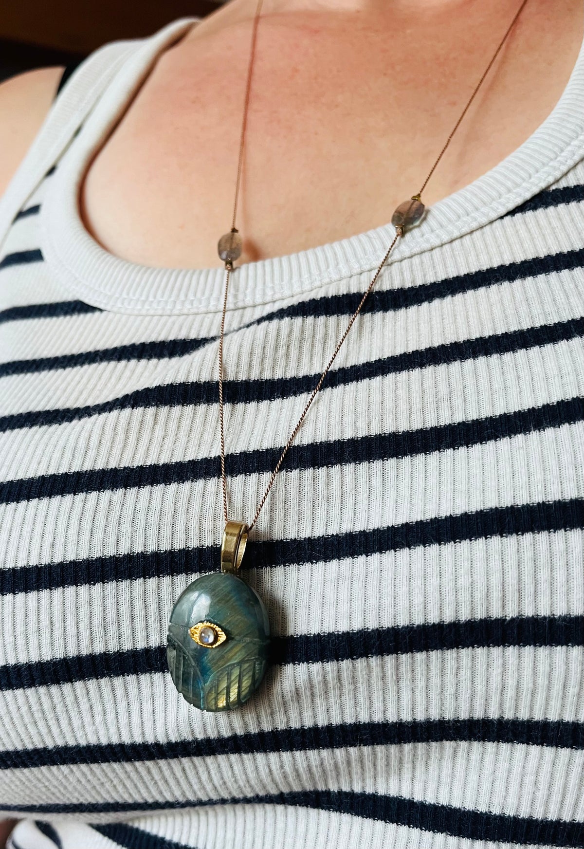 Sautoir amulette scarabée Labradorite