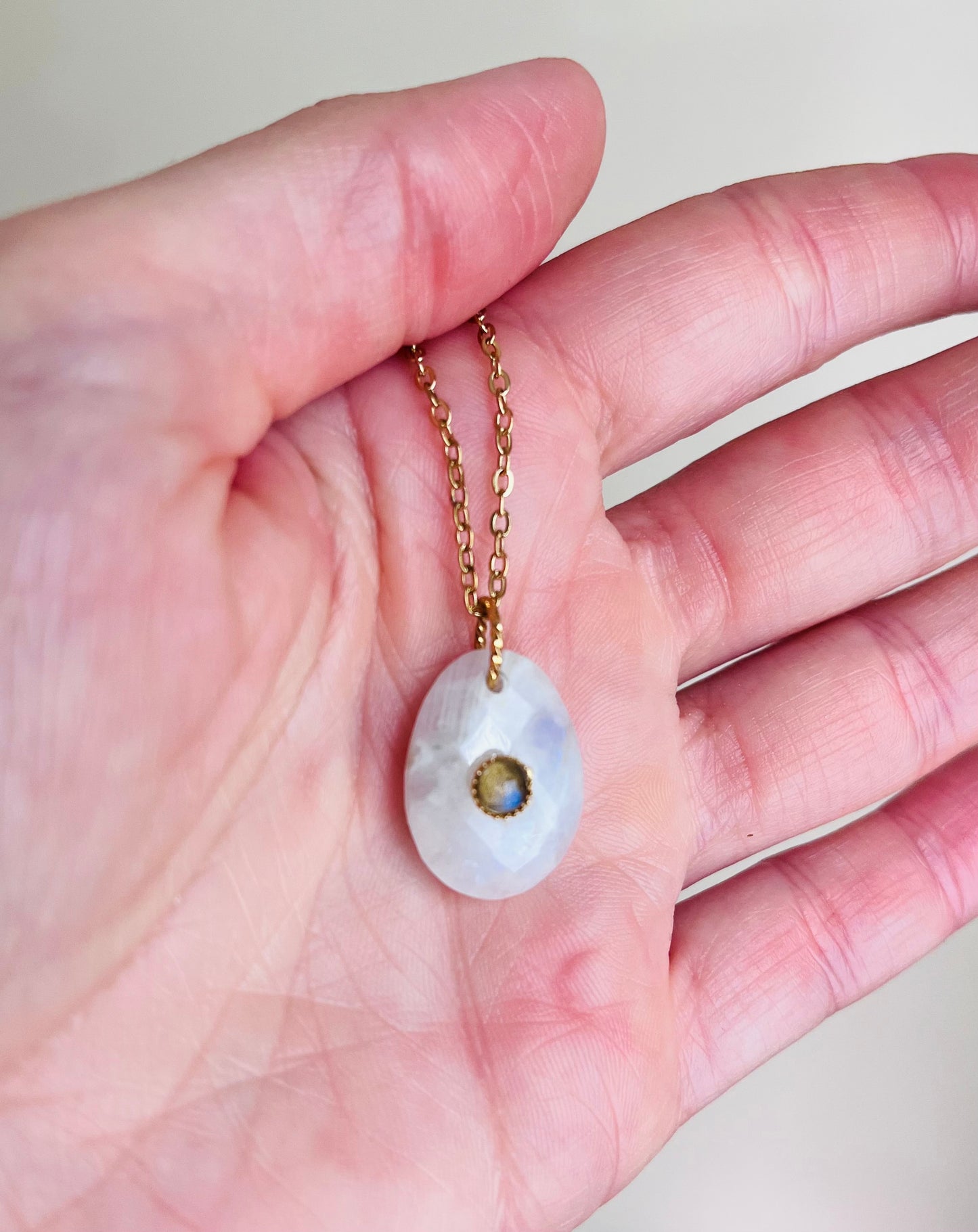 Collier grigri pierres fines