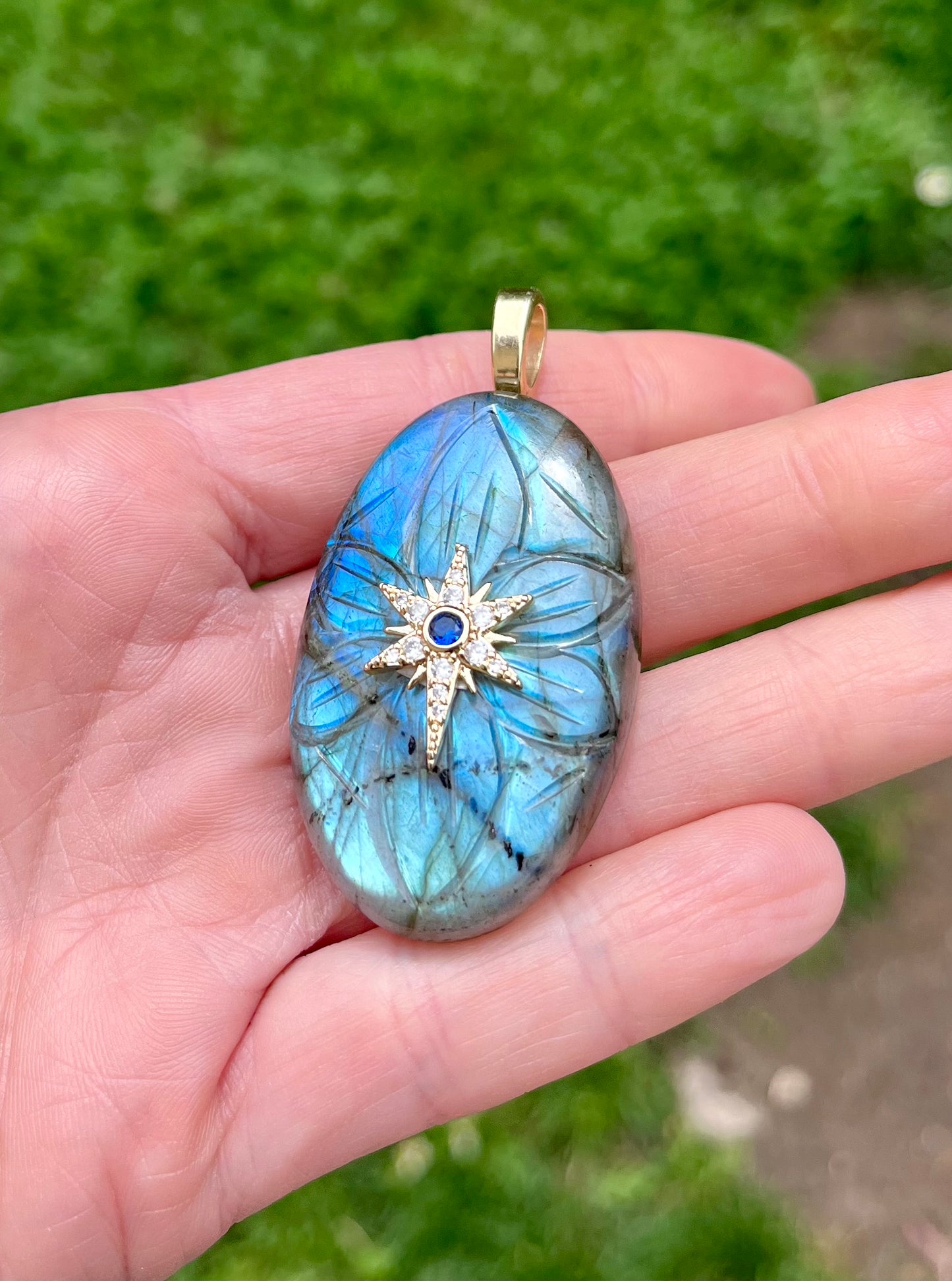 Pendentif talisman Labradorite bleue gravée