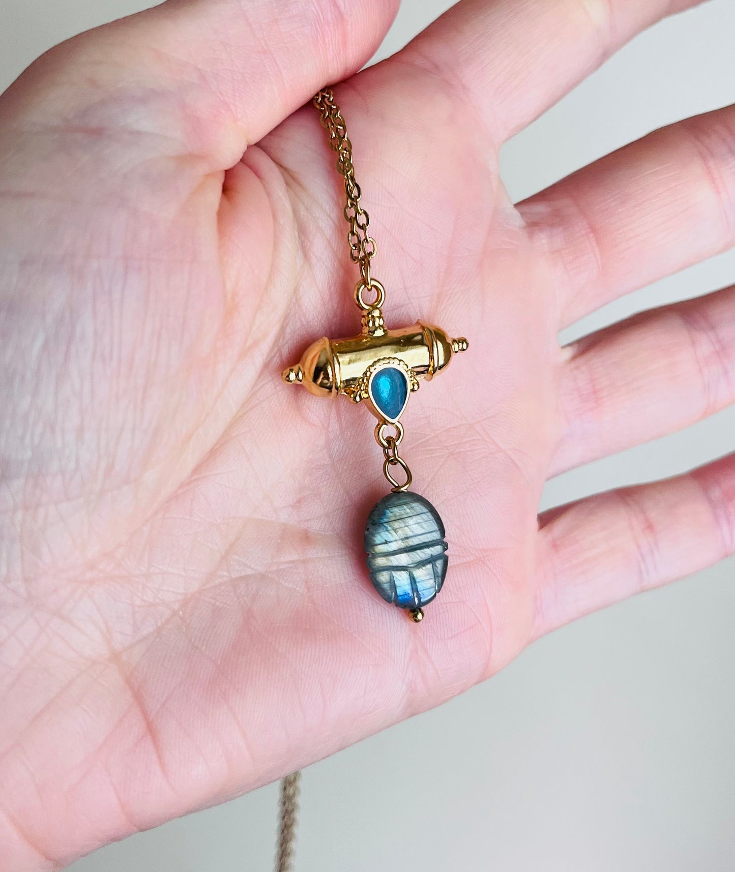 Collier grigri scarabée Labradorite