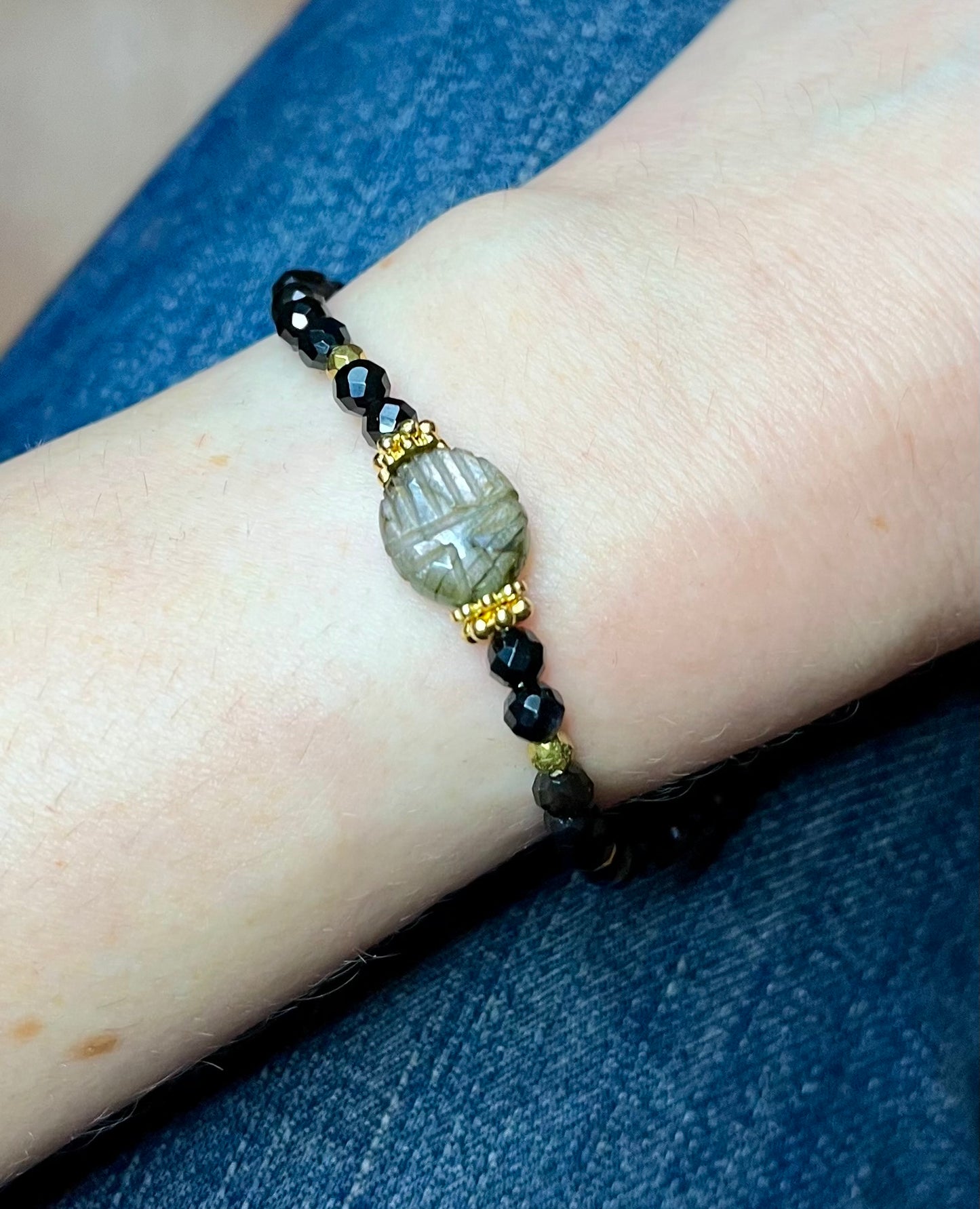 Bracelet amulette scarabée Labradorite et Onyx noir