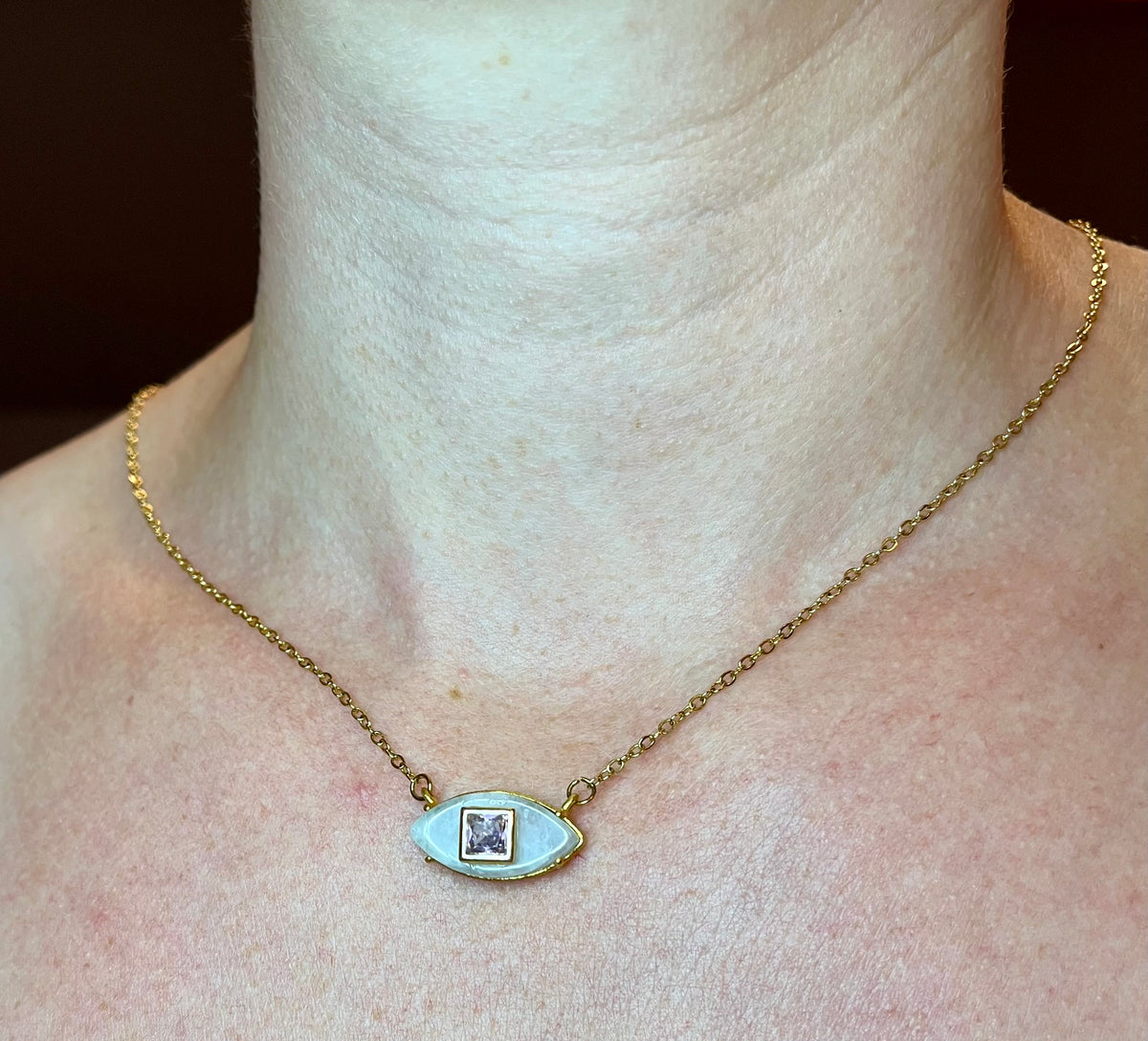 Collier amulette œil Pierre de Lune