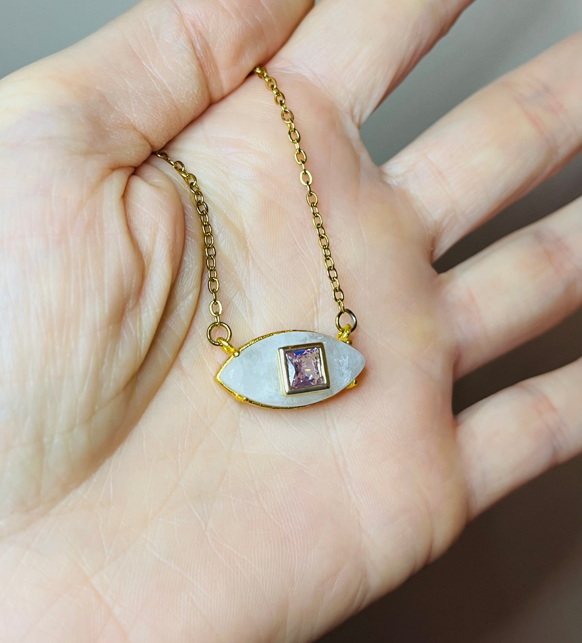 Collier amulette œil Pierre de Lune