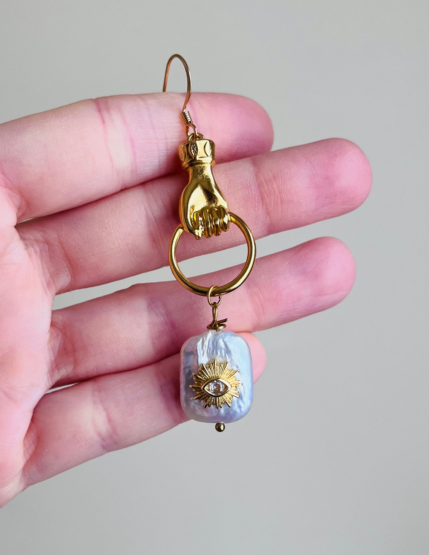 Mono boucle amulette Perle d’eau douce